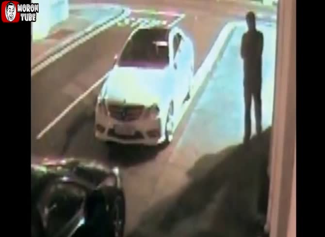 Video :Mounting champion attempts to break car window
